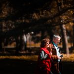 Hombre y mujer de mediana edad caminando entre los árboles
