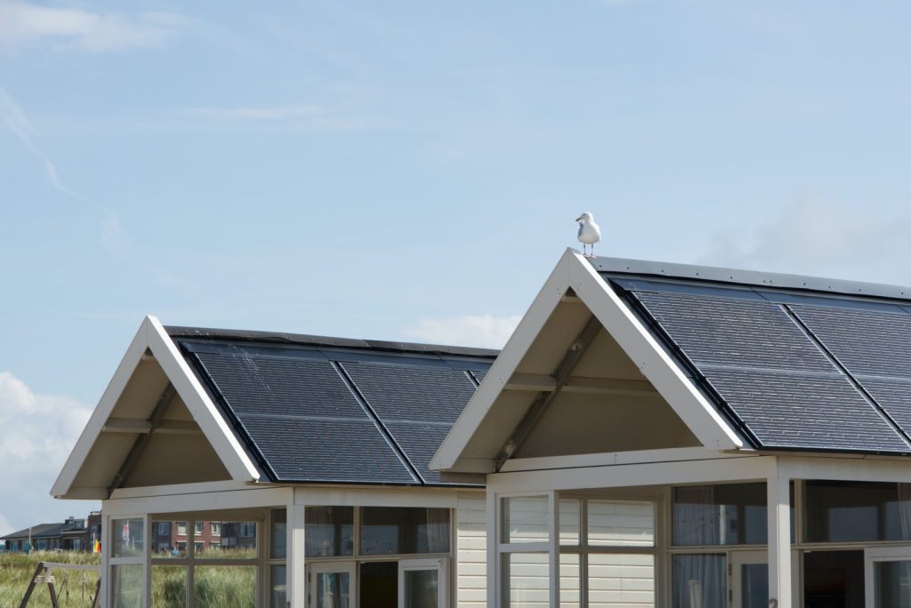 Dos casas con paneles solares en el techo