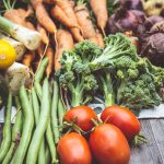 Verduras varias sobre mesa