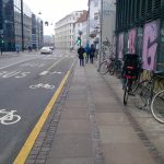 Ciclovía en una calle de ciudad con bicicletas en vereda