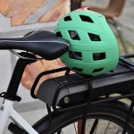 Casco verde sobre bicicleta