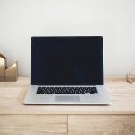 Computadora MacBook Pro sobre una mesa de madera