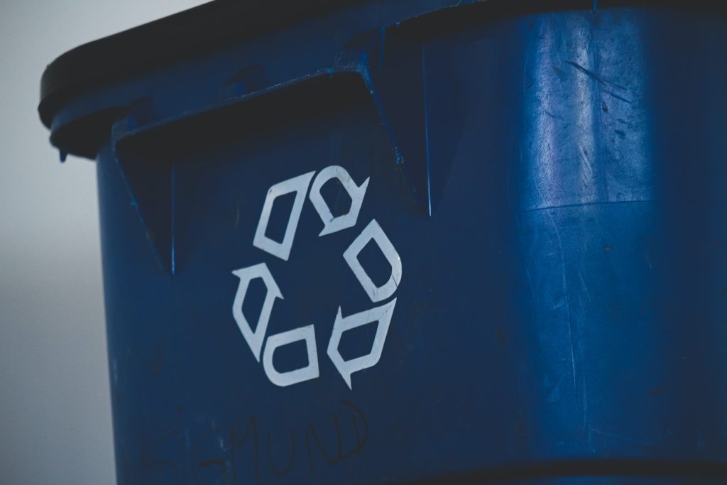 Símbolo de reciclaje sobre contenedor