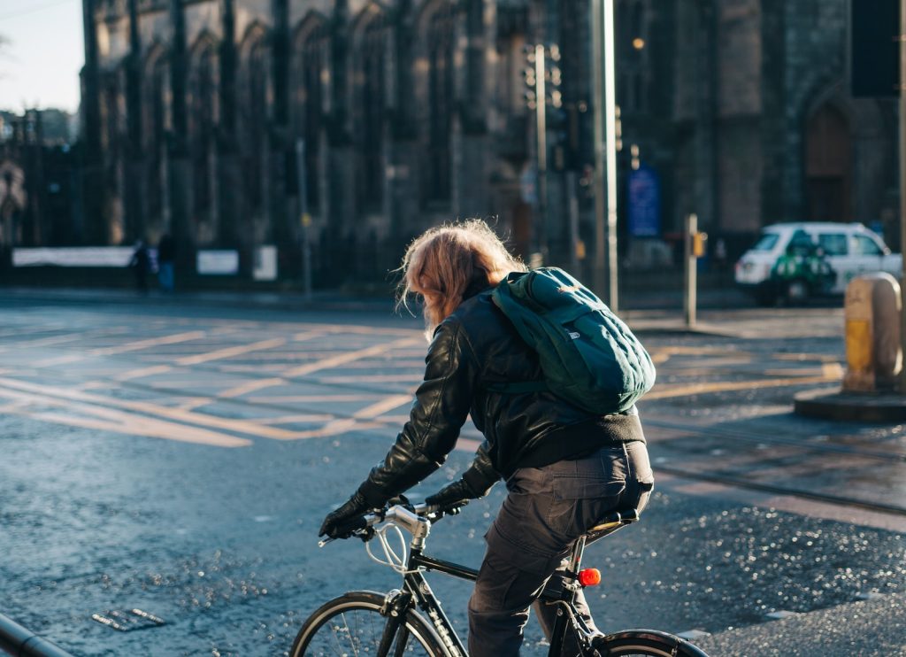 hombre andando en bicicleta sobre calle sin tránsito